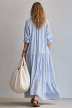 Vestido maxi de rayas azules de estilo camisero holgado
