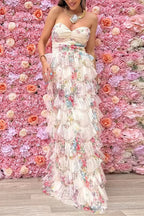 Vestido maxi sin tirantes con estampado floral y volantes en capas