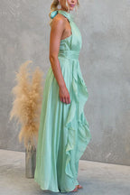 Vestido maxi de cuello halter con cintura entallada y volantes