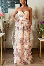 Vestido maxi sin tirantes con estampado floral y volantes en capas