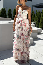Vestido maxi sin tirantes con estampado floral y volantes en capas