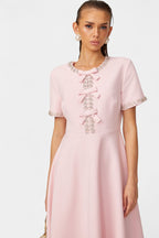 Linda Vestido Midi Acampanado con Lazo de Cristal y Detalles Elegantes
