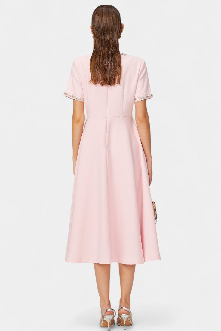 Linda Vestido Midi Acampanado con Lazo de Cristal y Detalles Elegantes