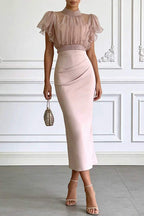 Conjunto de top corto con cuello alto y mangas cortas con volantes, y vestido maxi ajustado tipo bodycon con abertura en la espalda