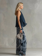 Laura | Top halter elegante azul marino y conjunto de pantalones anchos estampados