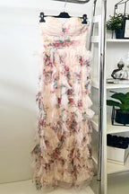 Vestido maxi sin tirantes con estampado floral y volantes en capas