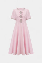 Linda Vestido Midi Acampanado con Lazo de Cristal y Detalles Elegantes