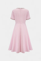 Linda Vestido Midi Acampanado con Lazo de Cristal y Detalles Elegantes