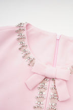 Linda Vestido Midi Acampanado con Lazo de Cristal y Detalles Elegantes