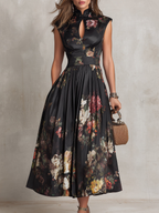 Violeta - Vestido midi negro de satén plisado con estampado floral y escote en V