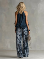 Laura | Top halter elegante azul marino y conjunto de pantalones anchos estampados