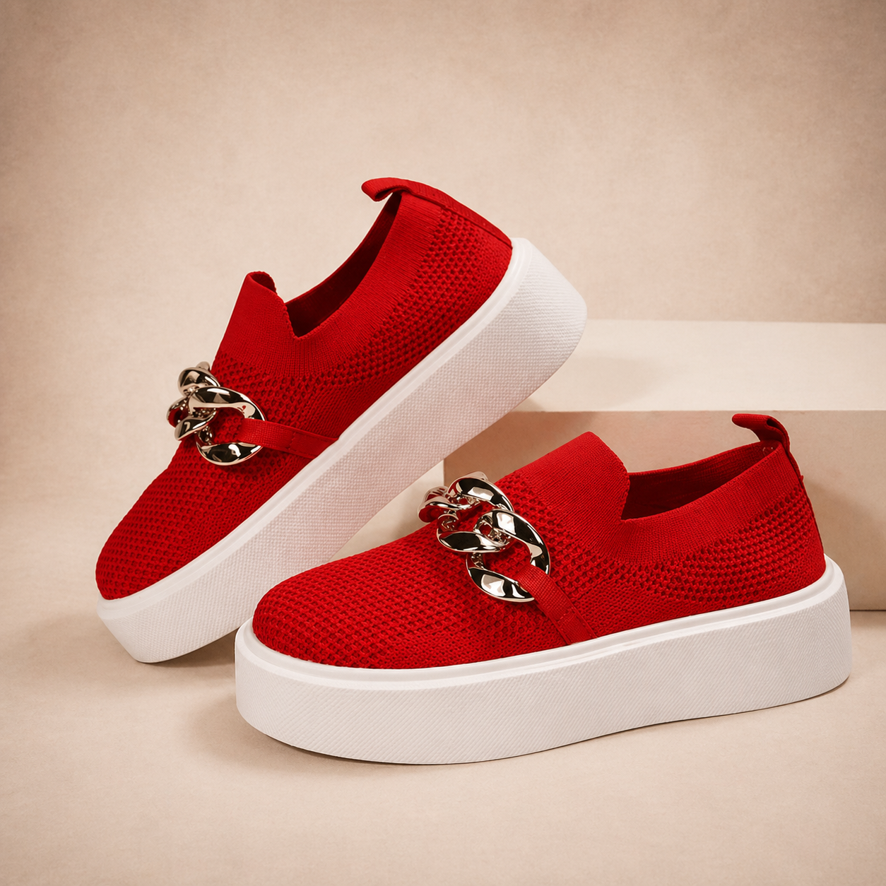 María - Zapatos con cadena metálica