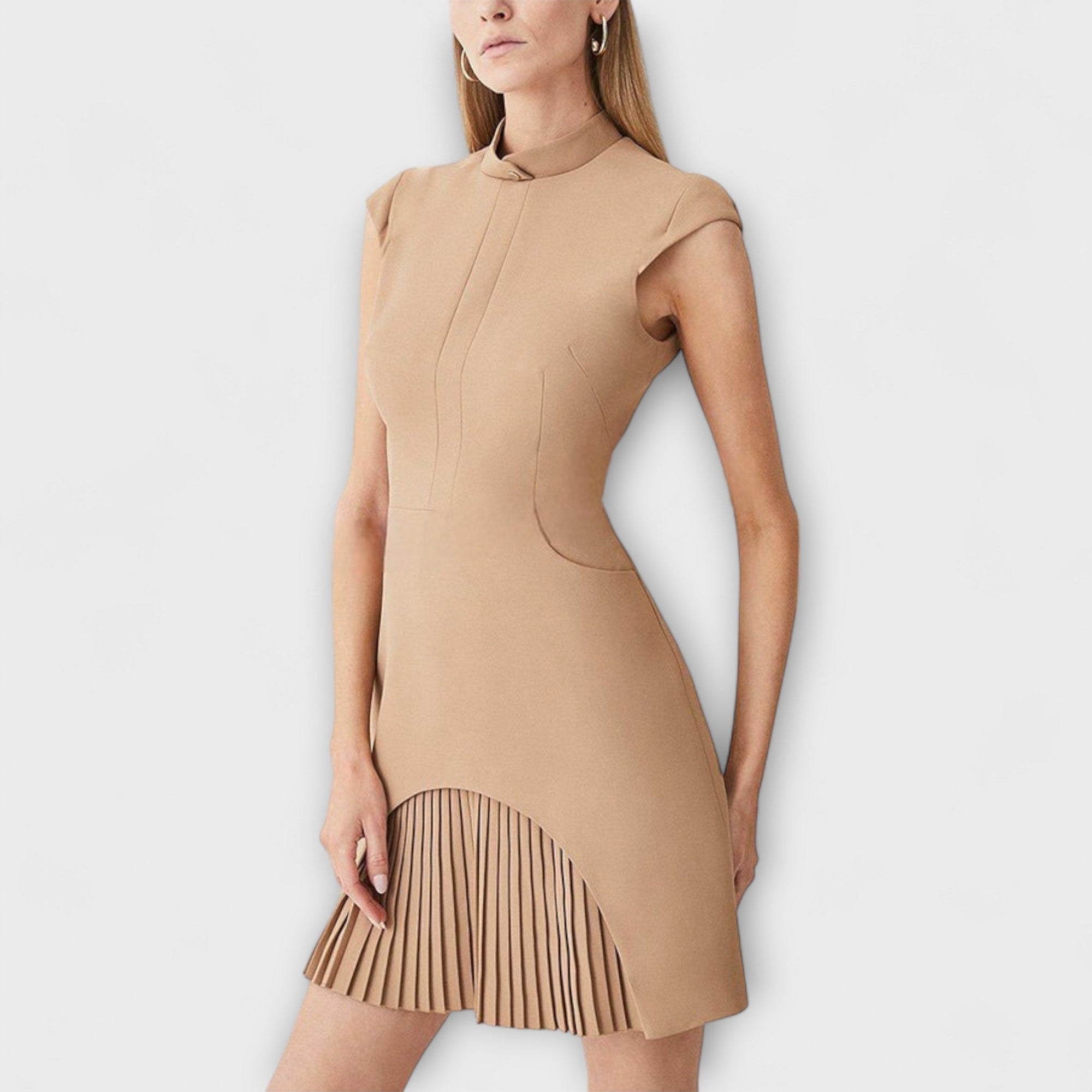 Elowen - Vestido corto con patchwork de inspiración militar y cuello alto