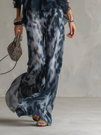 Laura | Top halter elegante azul marino y conjunto de pantalones anchos estampados