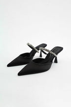 Sandalias de tacón alto con punta afilada adornadas con strass