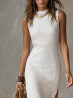 Vestido midi sin cuello con abertura en el dobladillo.