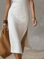 Vestido midi sin cuello con abertura en el dobladillo.